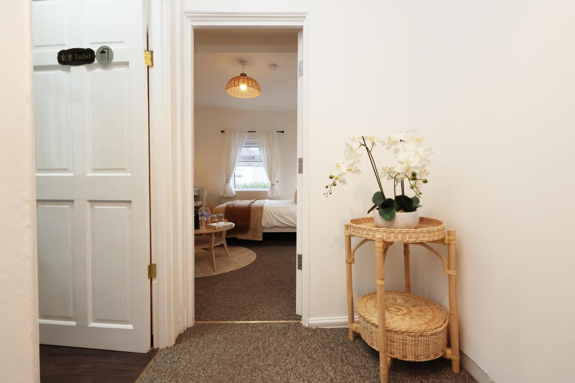 Cardiff City Guesthouse, Central Rooms, Fast Wi-Fi, On-Street Parking Esterno foto